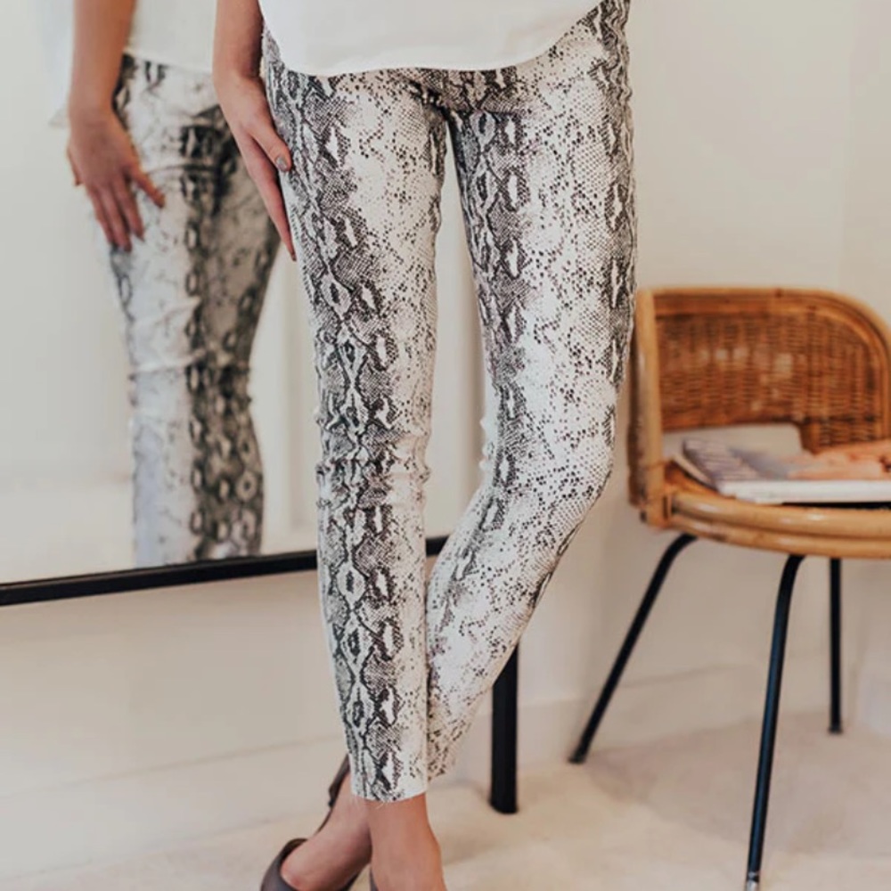 NWT I&M Bella belted skinny jeans. Size 9